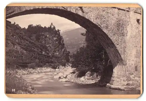 Fotografie Peter Moosbrugger, Meran, Ansicht Meran, Blick durch Steinbgrücke auf Burg