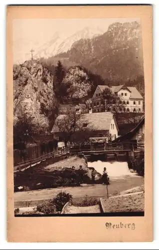 Fotografie F. Ramesmeier, Neuberg, Ansicht Neuberg, Partie mit Bergkreuz und Wehr