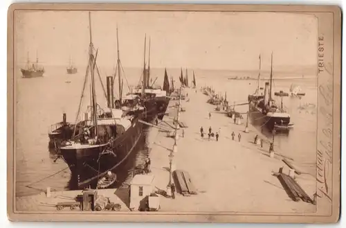 Fotografie G. Cobau, Trieste, Ansicht Trieste, Molo San Carlo mit Dampfer Tritone