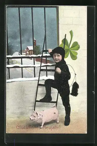 AK Schornsteinfeger Junge mit Schwein, Kleeblatt und ein Fuss auf Leiter vor vergittertem Fenster steigt auf Leiter