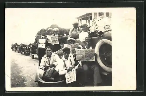 Foto-AK Männer mit Zeitung an einem Lastkraftwagen
