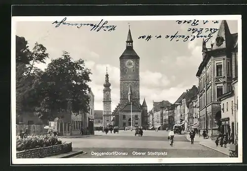 AK Deggendorf / Donau, Oberer Stadtplatz mit Häuserzeilen und Kirche