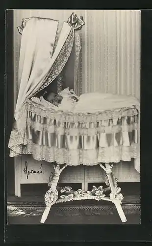 AK Prinsessan Birgitta von Schweden als Baby im Bett