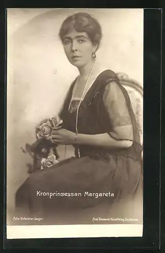AK Kronprinsessan Margareta als elegant gekleidete Dame mit Rosen