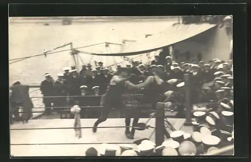 Foto-AK Matrosen und Offiziere beobachten einen Boxkampf auf dem Schiff