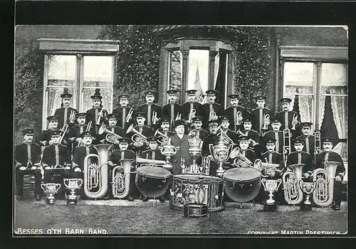 AK Musikkapelle Besses o`th Barn Band, Gruppenbild mit Instrumenten