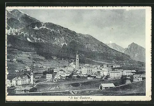 AK Cadore, Totalansicht von Anhöhe aus auf Häuser, Kirche und Gebirge