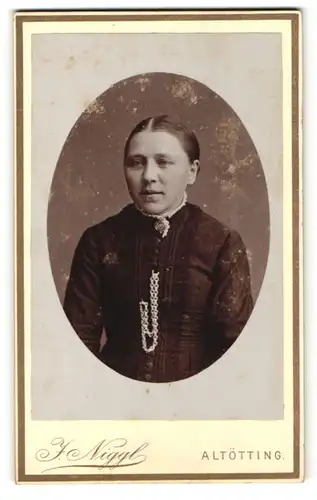 Fotografie J. Niggl, Altötting, Frau in dunklem Kleid mit Kette und Brosche