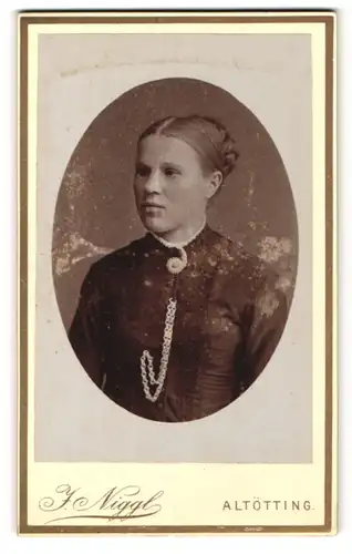 Fotografie J. Niggl, Altötting, junge Dame mit Brosche und Kette am Revers