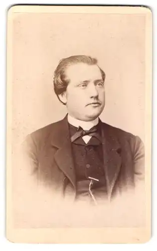 Fotografie Wilhelm Grundner, Berlin, Portrait bürgerlicher Herr mit Fliege im Anzug