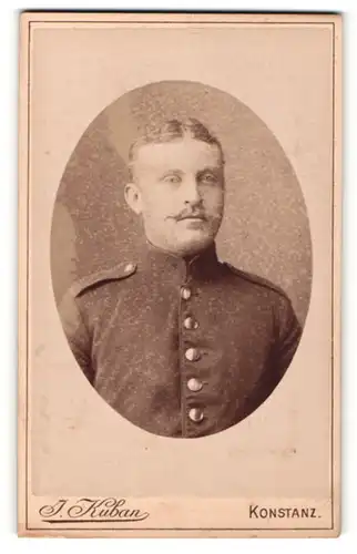 Fotografie J. Kuban, Konstanz, Portrait Soldat mit Zwirbelbart in Uniform