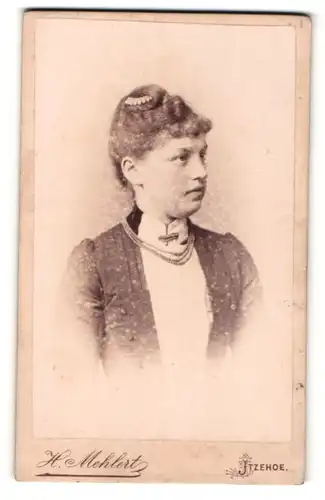 Fotografie H. Mehlert, Itzehoe, Portrait junge Dame mit Hochsteckfrisur u. Halskette