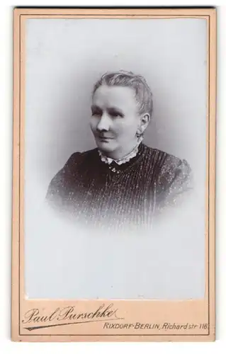 Fotografie Paul Purschke, Rixdorf-Berlin, Portrait ältere Dame mit Ohrringen in hübscher Kleidung