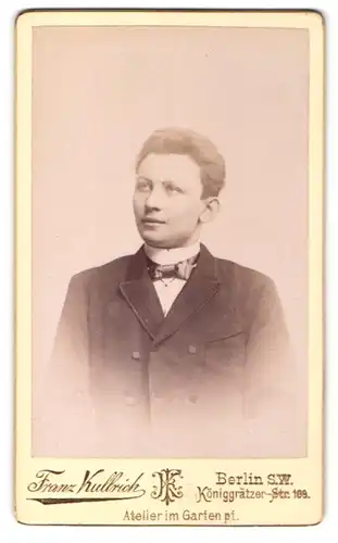 Fotografie Franz Kullrich, Berlin-SW, Portrait junger Herr mit Fliege im Anzug