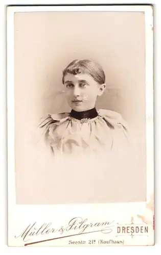 Fotografie Müller & Pilgram, Dresden, Portrait junge Dame mit zurückgebundenem Haar u. Kragenbrosche