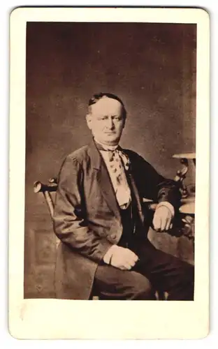 Fotografie unbekannter Fotograf und Ort, Portrait älterer Herr in festlicher Kleidung