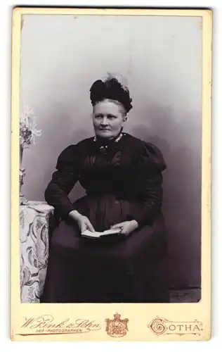 Fotografie W. Zink & Sohn, Gotha, Portrait betagte Dame in festlicher Kleidung