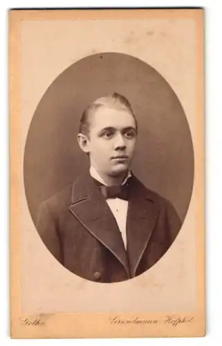 Fotografie Grundmann, Gotha, Portrait junger Mann mit zurückgekämmtem Haar