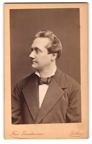 Fotografie Ferd. Grundmann, Gotha, Profilportrait junger Herr mit zurückgekämmtem Haar