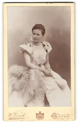 Fotografie W. Zink, Gotha, Portrait junge Dame in festlichem Kleid