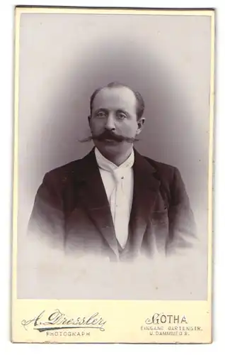 Fotografie A. Dressler, Gotha, Portrait Herr mit imposantem Schnauzbart