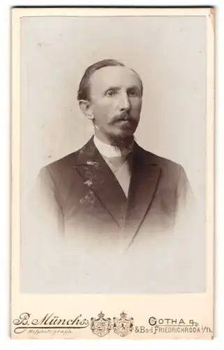 Fotografie B. Münchs, Gotha, Portrait Herr mit Kinn- und Oberlippenbart