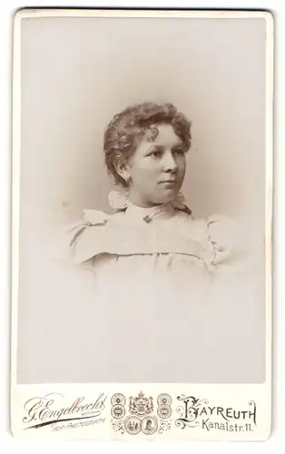 Fotografie G. Engelbrecht, Bayreuth, Portrait junge Dame mit zusammengebundenem Haar