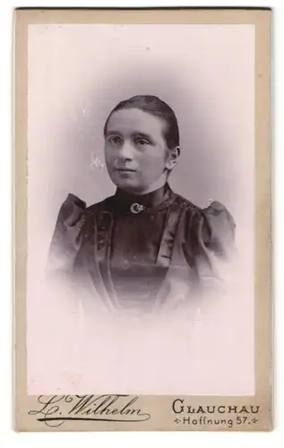 Fotografie L. Wilhelm, Glauchau, Portrait junge Frau mit zusammengebundenem Haar