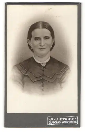 Fotografie A. Dietrich, Glauchau-Waldenburg, Portrait Dame mit zeitgenöss. Frisur