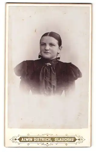 Fotografie Alwin Dietrich, Glauchau, Portrait junge Frau in festlicher Garderobe