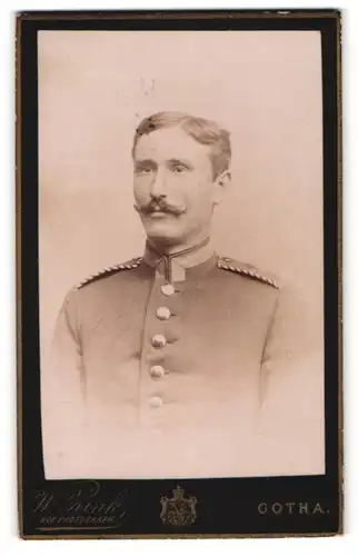 Fotografie W. Zink, Gotha, Portrait Unteroffizier in Uniform mit Schulterklappen mit Paspelierung