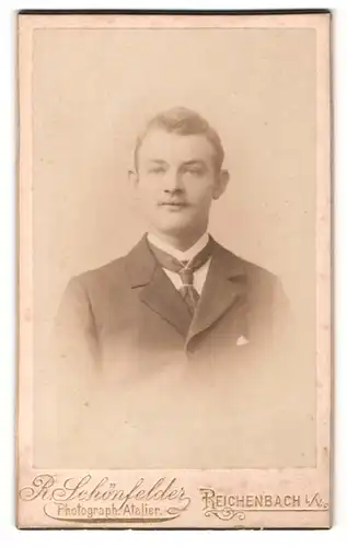 Fotografie R. Schönfelder, Reichenbach i/V, Portrait junger Mann in Anzug