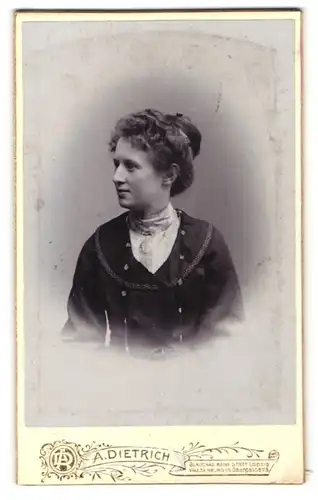 Fotografie A. Dietrich, Glauchau & Waldenburg i/S, Portrait Dame mit zeitgenöss. Frisur