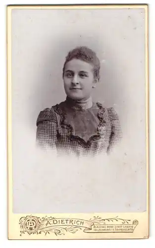 Fotografie A. Dietrich, Glauchau & Waldenburg i/S, Portrait junge bürgerliche Frau