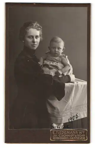 Fotografie E. Tiedemann, Hannover, Portrait blonde hübsche Mutter mit süssem Baby