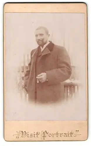 Fotografie Visit Portrait, Ort unbekannt, Portrait stattlicher Herr mit Zigarre im Mantel