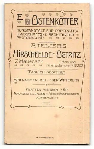 Fotografie E. Ostenkötter, Hirschfelde & Ostritz, Portrait bürgerliches Paar in hübscher Hochzeitskleidung mit Blumen