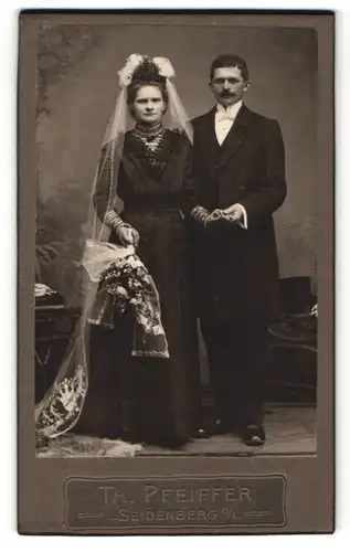 Fotografie Th. Pfeiffer, Seidenberg o / L., Portrait bürgerliches Paar in hübscher Hochzeitskleidung mit Blumenstrauss