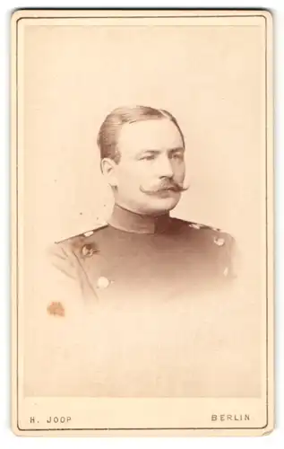 Fotografie H. Joop, Berlin, Portrait Soldat mit Schnauzbart in Uniform