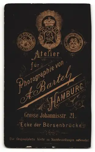 Fotografie A. Bartel, Hamburg, Portrait junger Mann mit zeitgenöss. Frisur