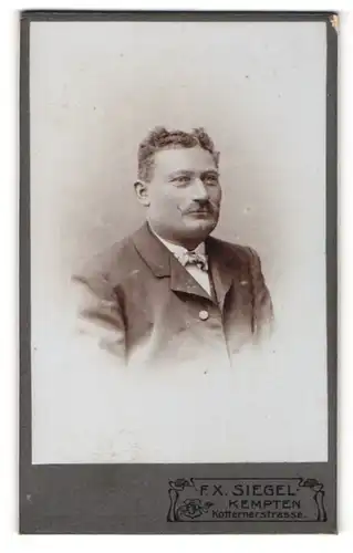 Fotografie F. X. Siegel, Kempten, Portrait Mann mit zeitgenöss. Frisur mit Oberlippenbart