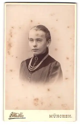 Fotografie Friedrich Müller, München, Portrait Mädchen mit Perlenhalskette