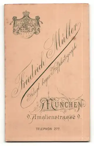 Fotografie Friedrich Müller, München, Portrait Mädchen mit Perlenhalskette