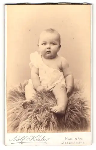 Fotografie Adolf Köster, Hagen i/W, Portrait Säugling in Leibchen
