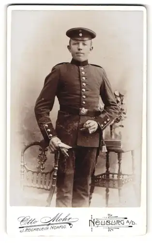 Fotografie Otto Mohr, Neuburg a/D, Portrait Soldat in Uniform mit Mütze