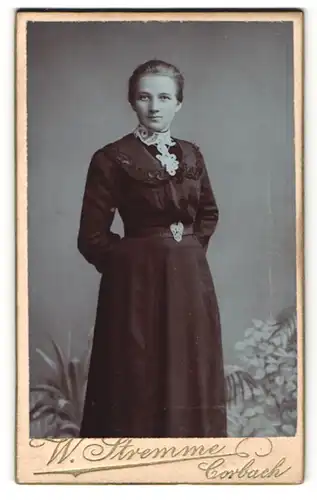 Fotografie W. Stremme, Corbach, Portrait Fräulein in festlicher Kleidung