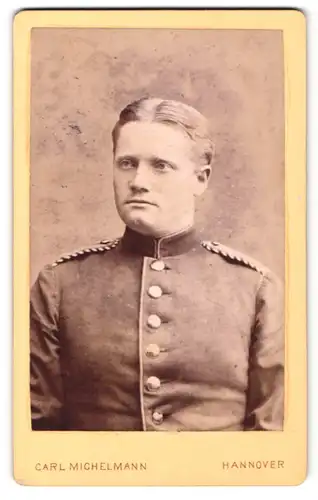 Fotografie Carl Michelmann, Hannover, Portrait Soldat in Uniform mit Schulterklappen mit Paspelierung