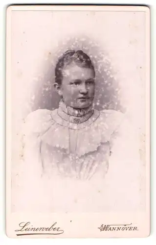 Fotografie Leineweber, Hannover, Portrait junge Frau mit zusammengebundenem Haar