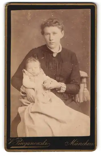 Fotografie W. Biegabowski, München, Portrait Mutter mit Säugling