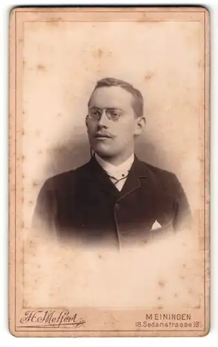 Fotografie H. Meffert, Meiningen, Portrait junger Herr mit Zwicker in Anzug